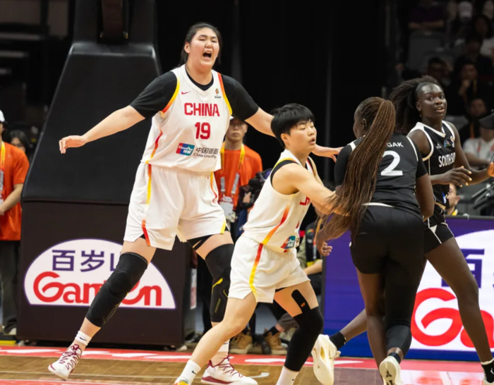 18岁张子宇三战斩获43分19篮板，成中国女篮内线